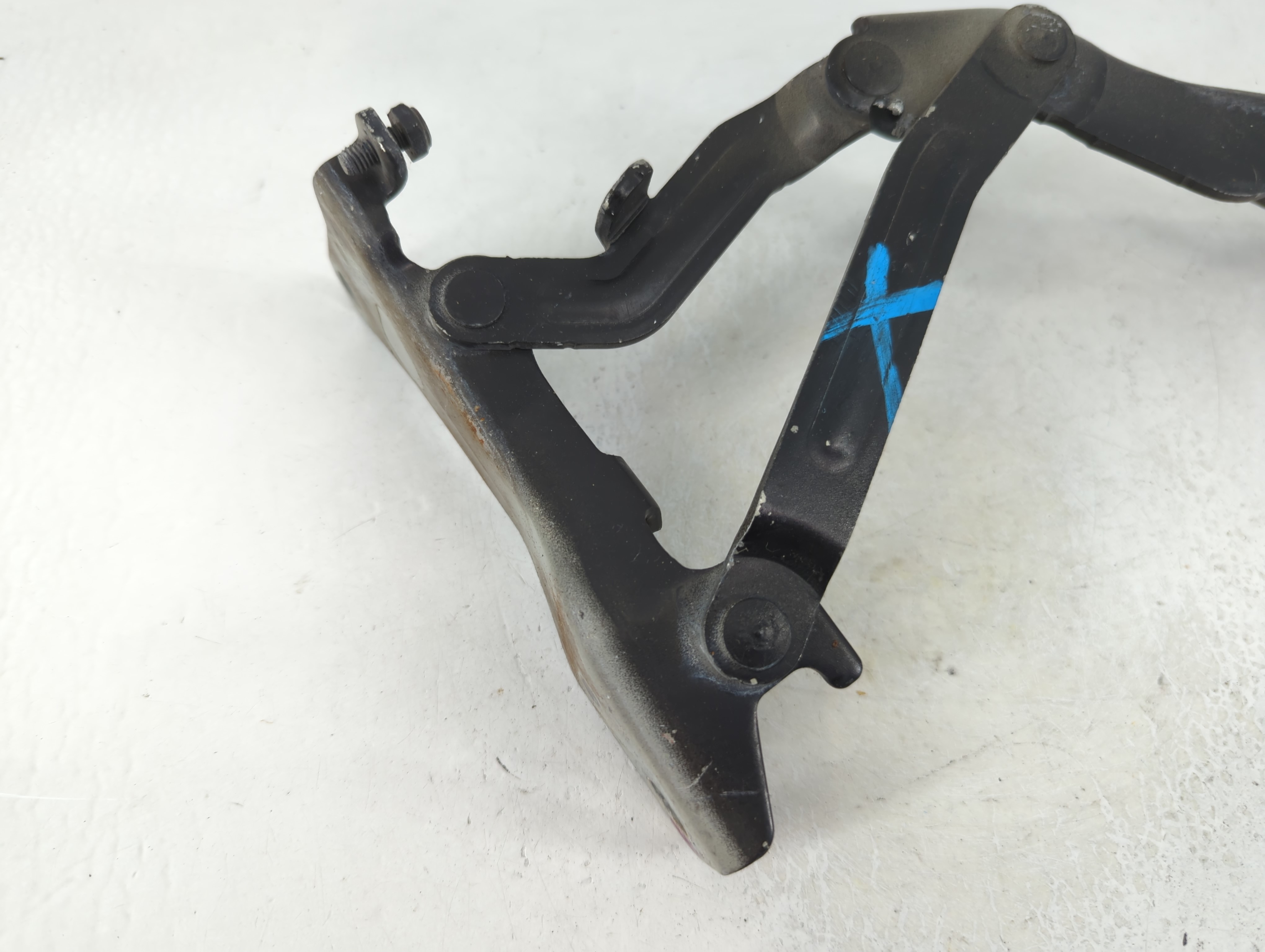 2014 Hyundai Veloster Passenger Right Hood Hinge 947273 - Oemusedautoparts1.com