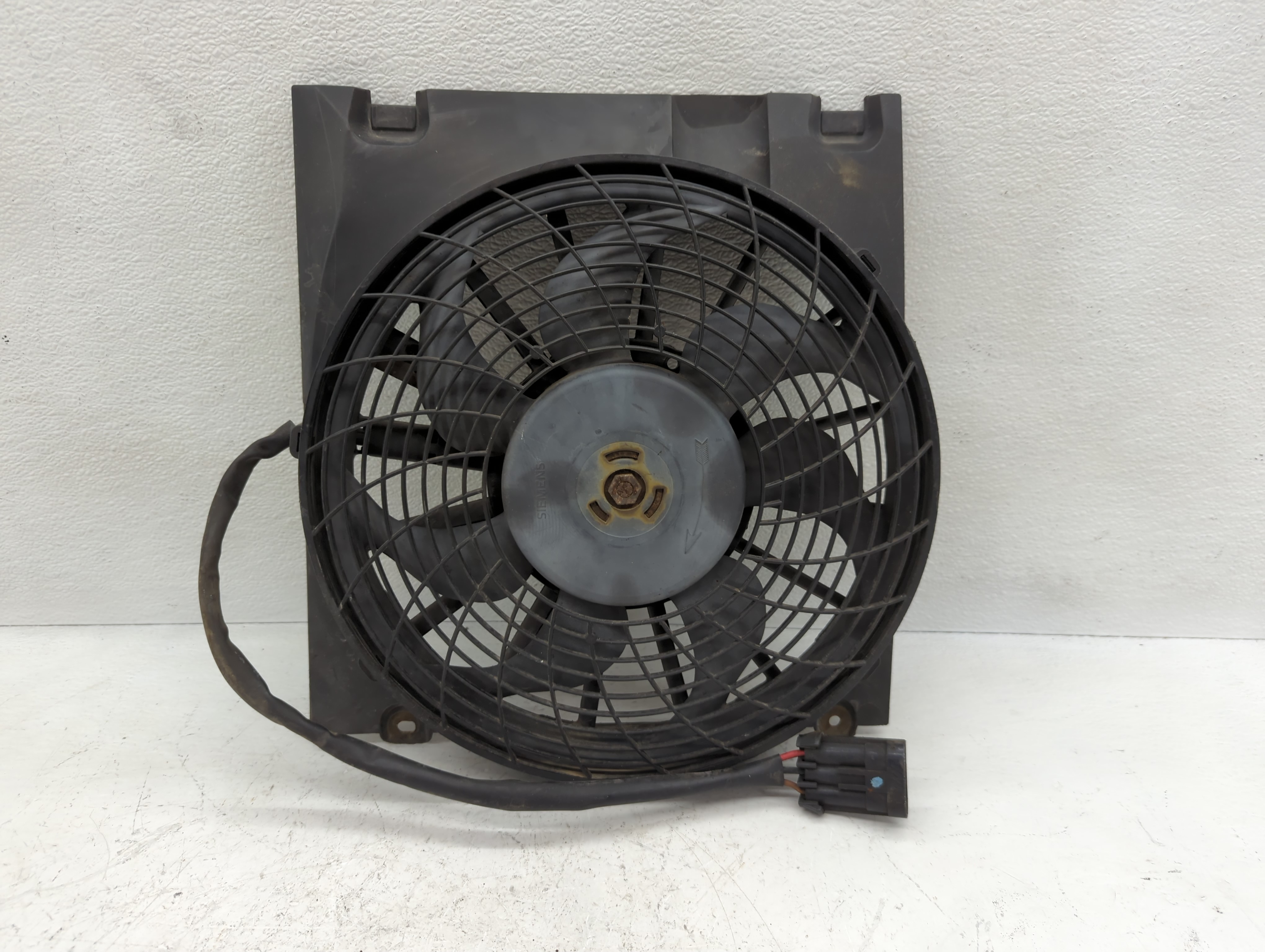 Picture of 2000-2000 Saturn Ls Electric Radiator Cooling Fan Motor Assembly 955517