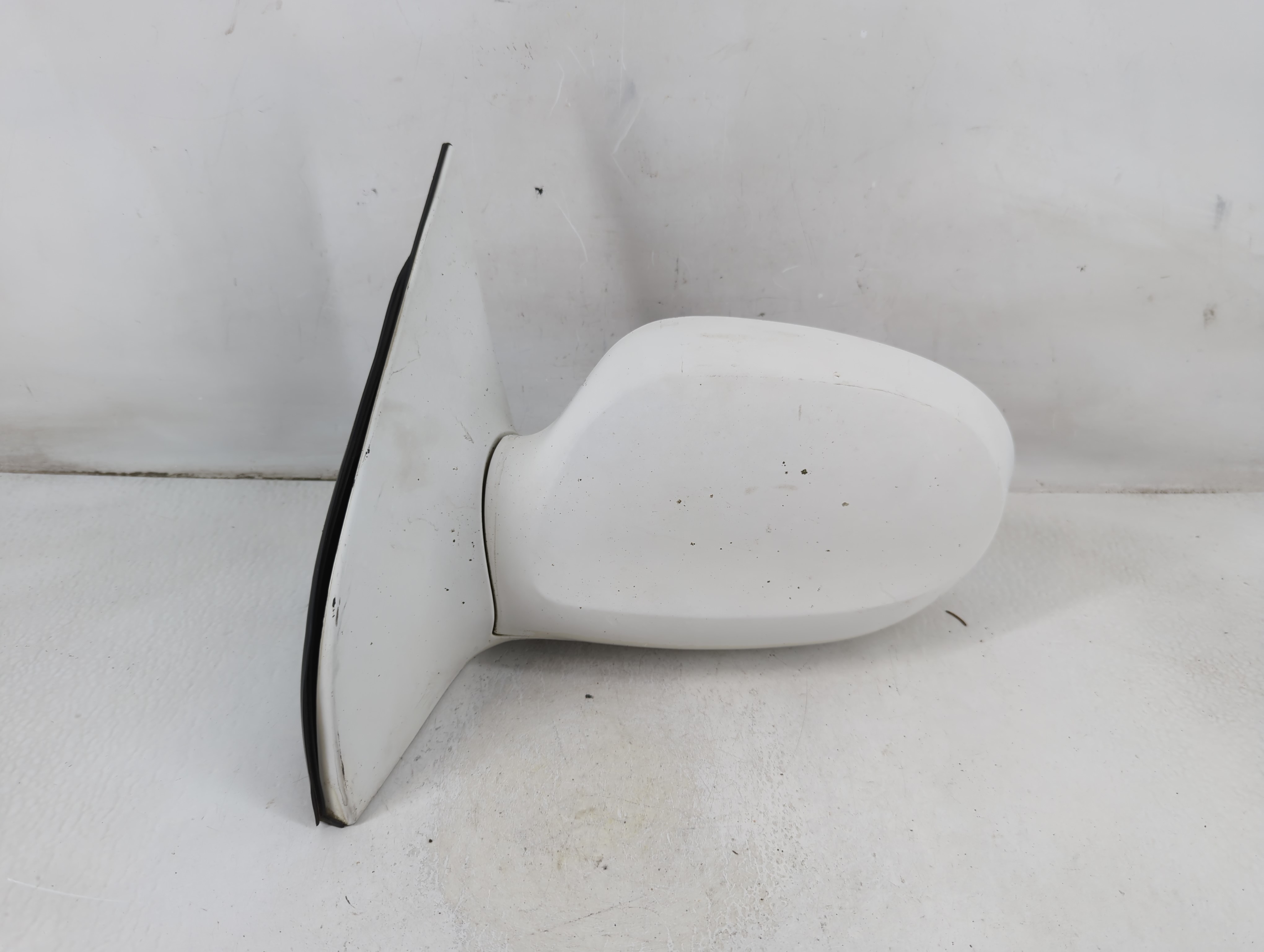 2002-2005 Kia Sedona Driver Left Side View Manual Door Mirror White 982702 - Oemusedautoparts1.com