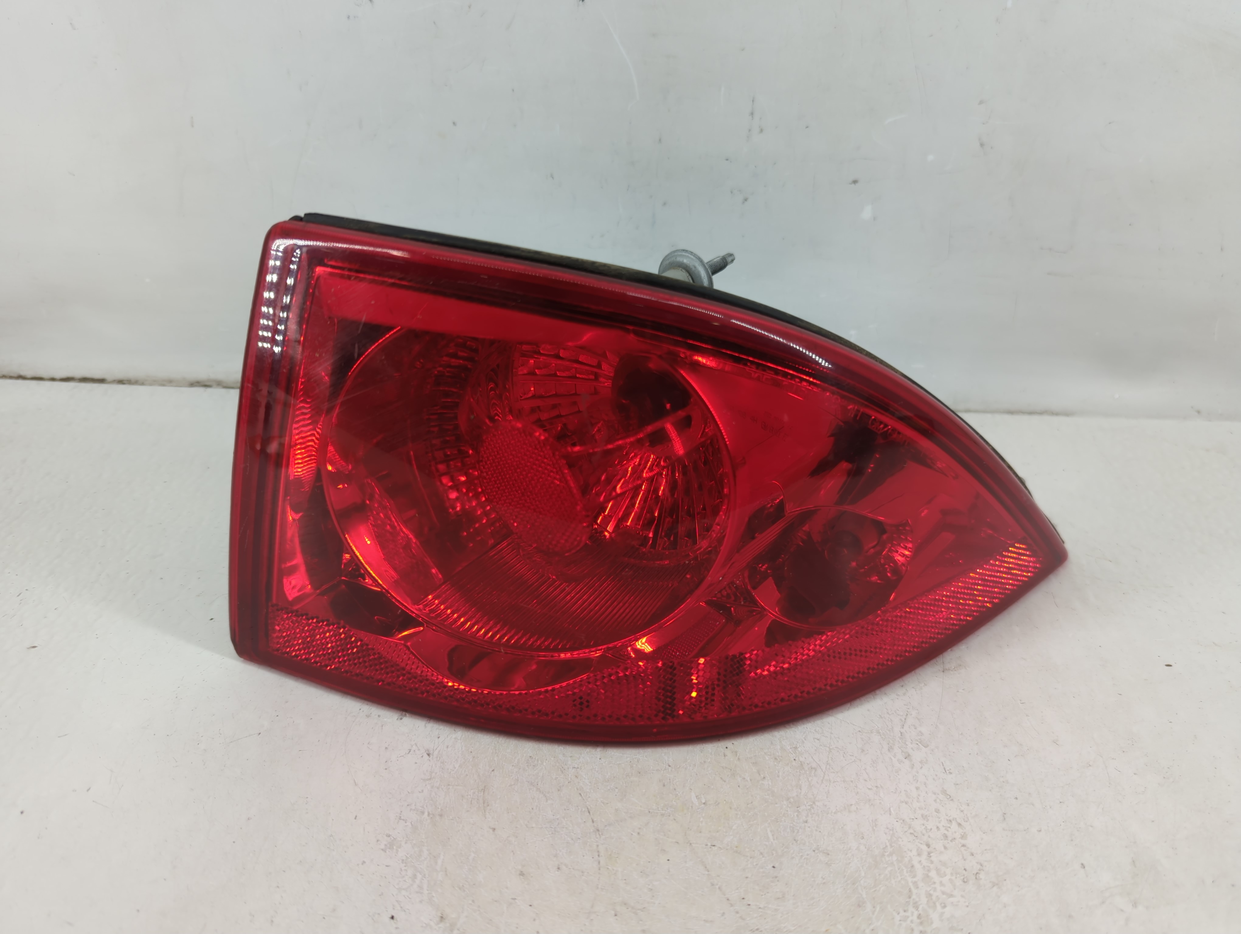 2006 Buick Lucerne Passenger Right Side Tail Light Taillight Deck Lid Mounted 992560 - Oemusedautoparts1.com