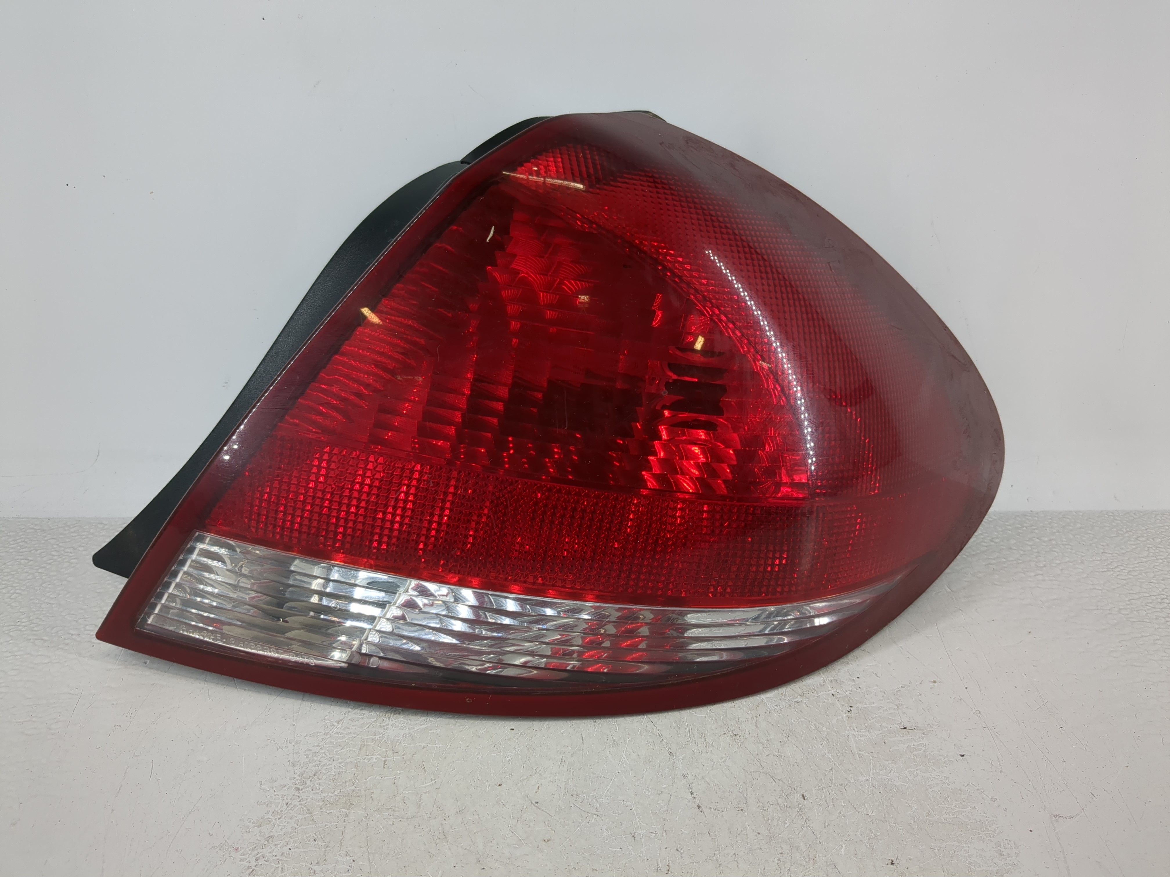 Picture of 2004 Ford Taurus Driver Left Side Tail Light Taillight Deck Lid Mounted 992989