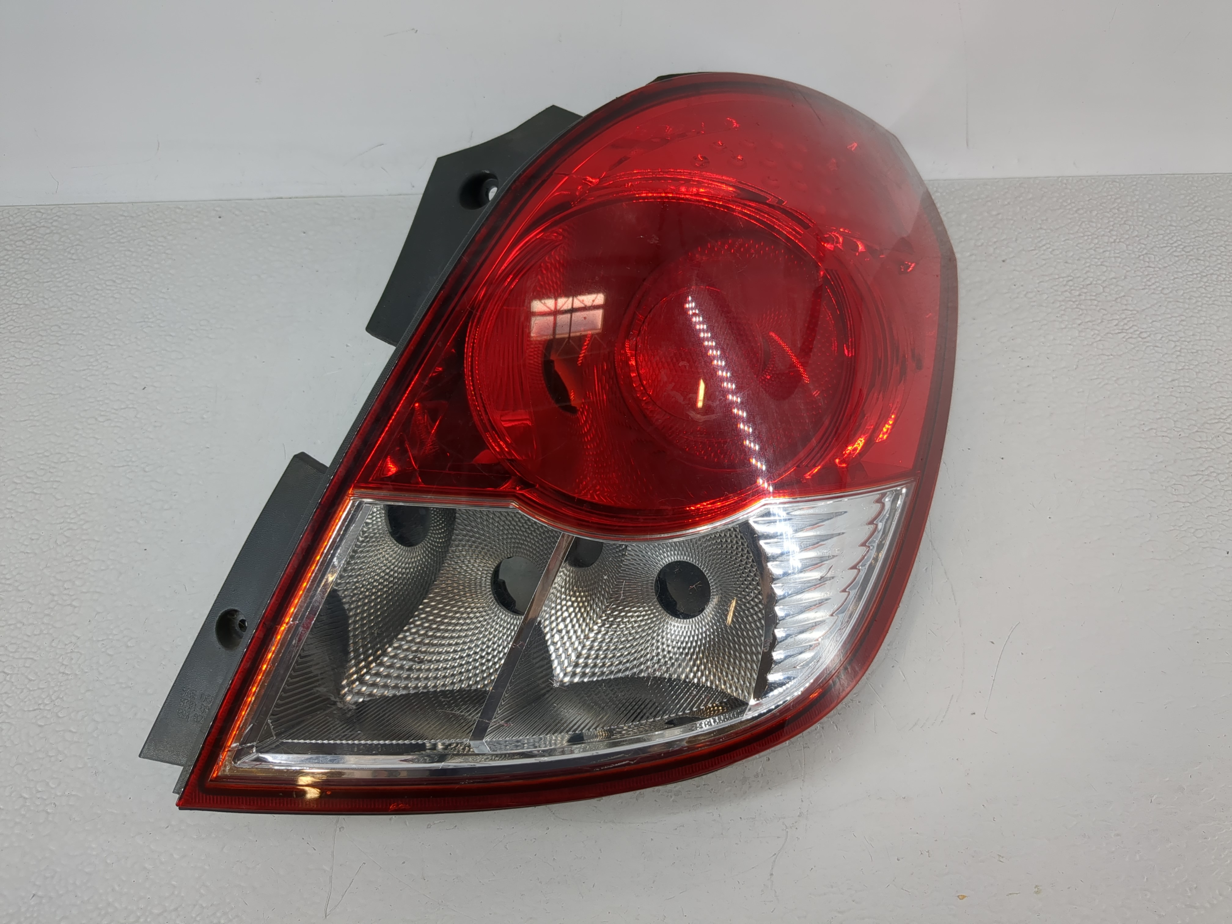 Picture of 2008 Saturn Vue Driver Left Side Tail Light Taillight Deck Lid Mounted 993006