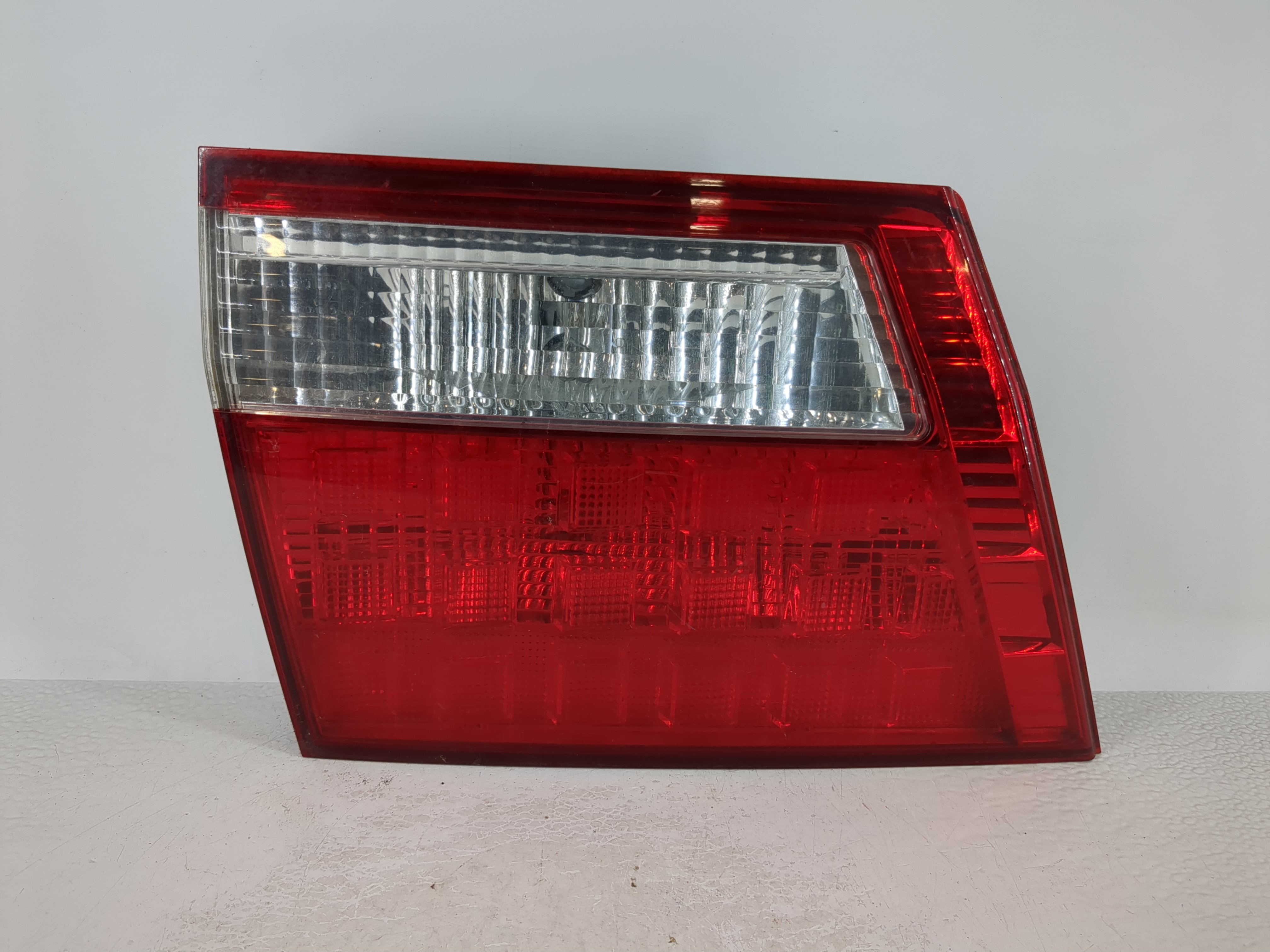 Picture of 2005 Honda Odyssey Driver Left Side Tail Light Taillight Deck Lid Mounted 993261