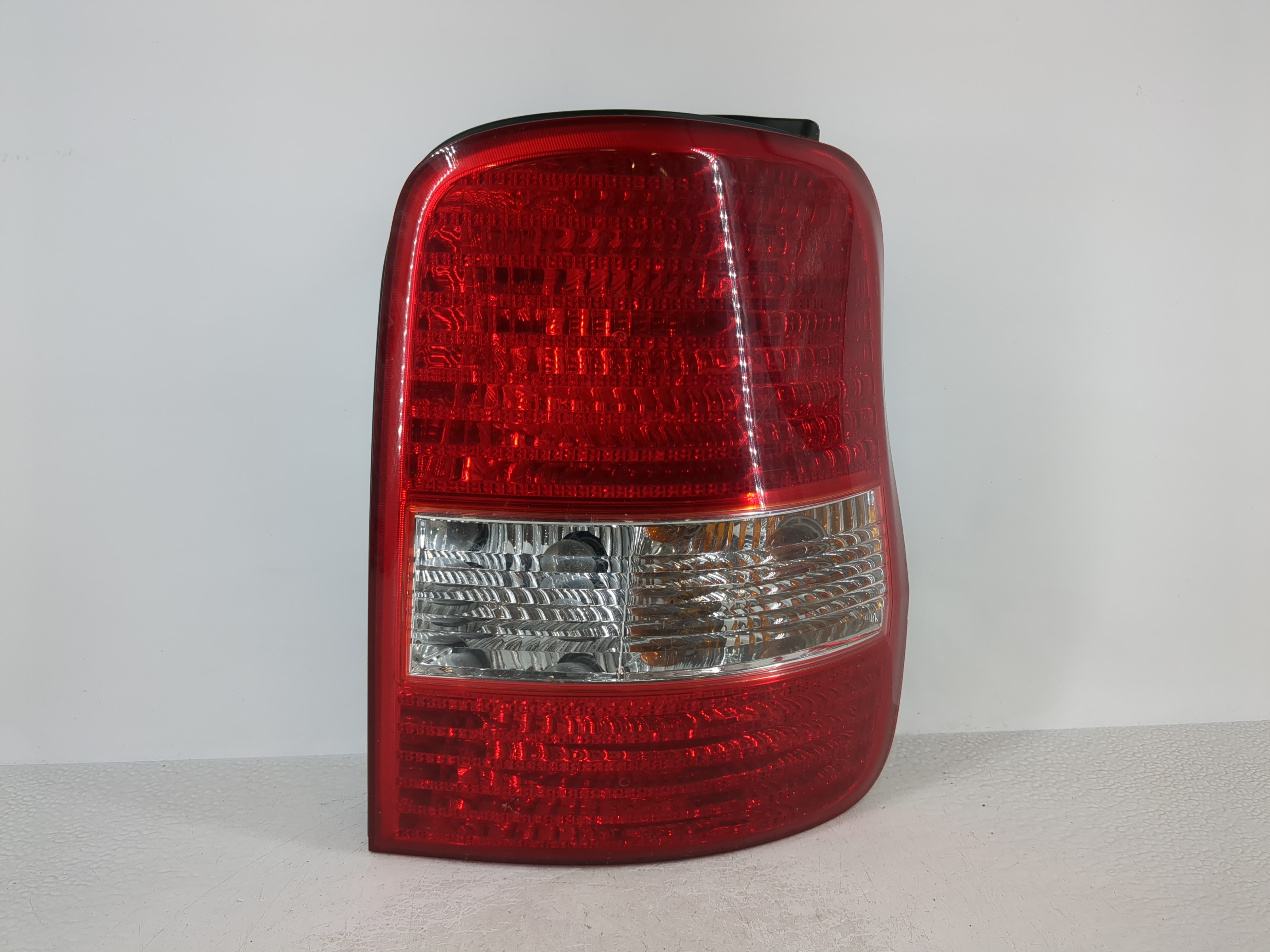 2003 Kia Sedona Passenger Right Side Tail Light Taillight Deck Lid Mounted 993523 - Oemusedautoparts1.com