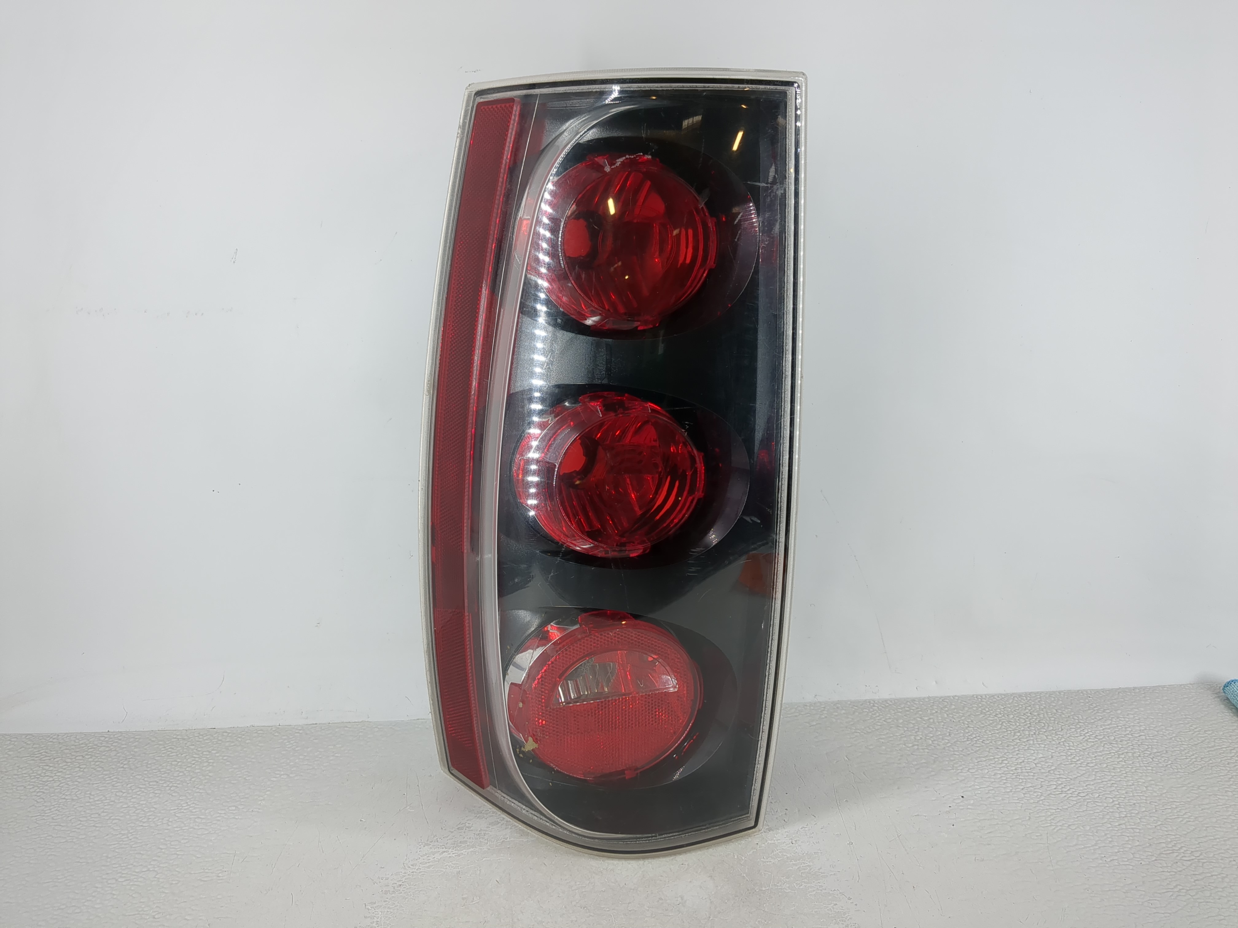 Picture of 2007 Gmc Yukon Xl 1500 Driver Left Side Tail Light Taillight Deck Lid Mounted 993658
