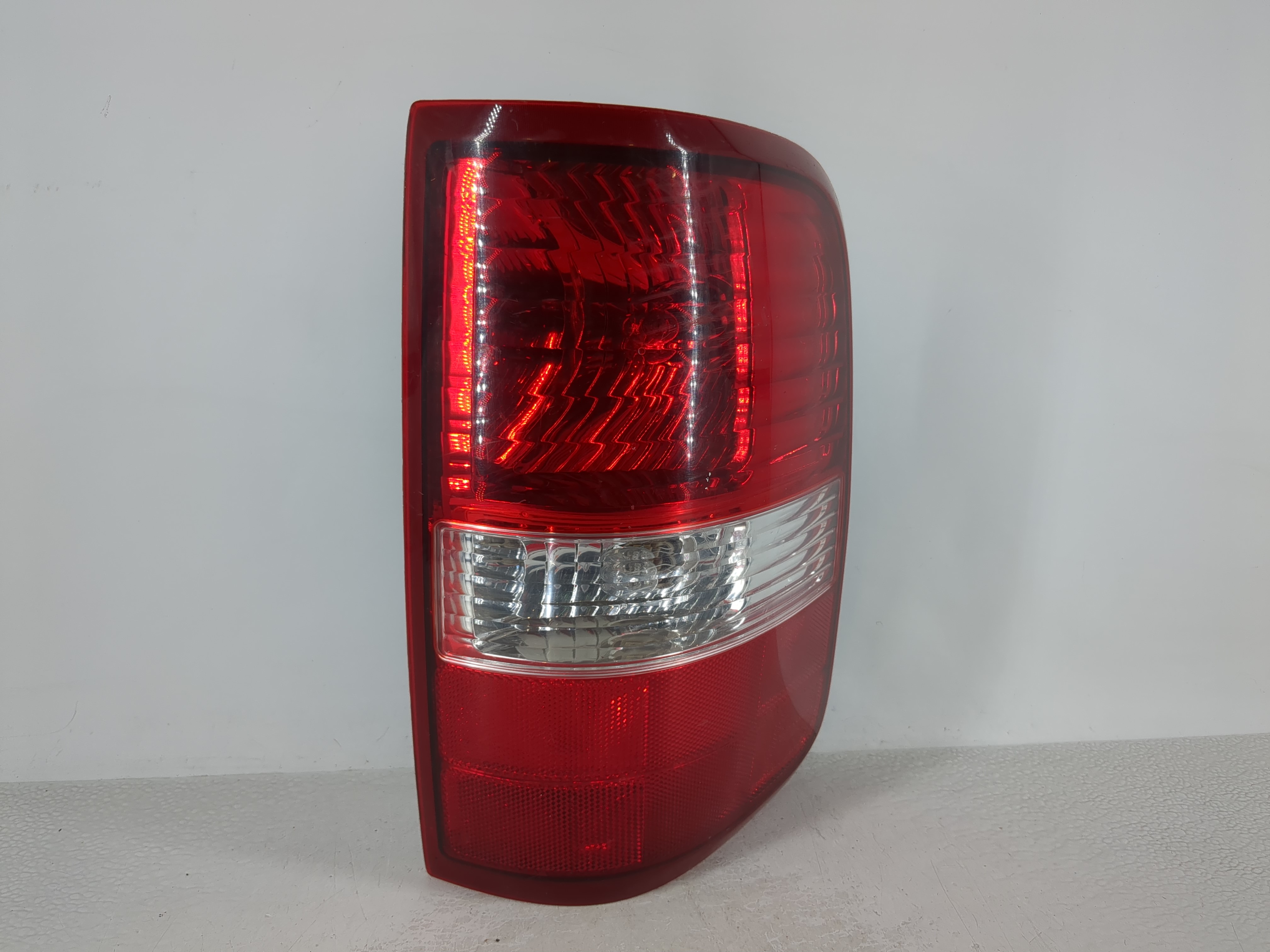 2004 Ford F-150 Passenger Right Side Tail Light Taillight Deck Lid Mounted 994010 - Oemusedautoparts1.com
